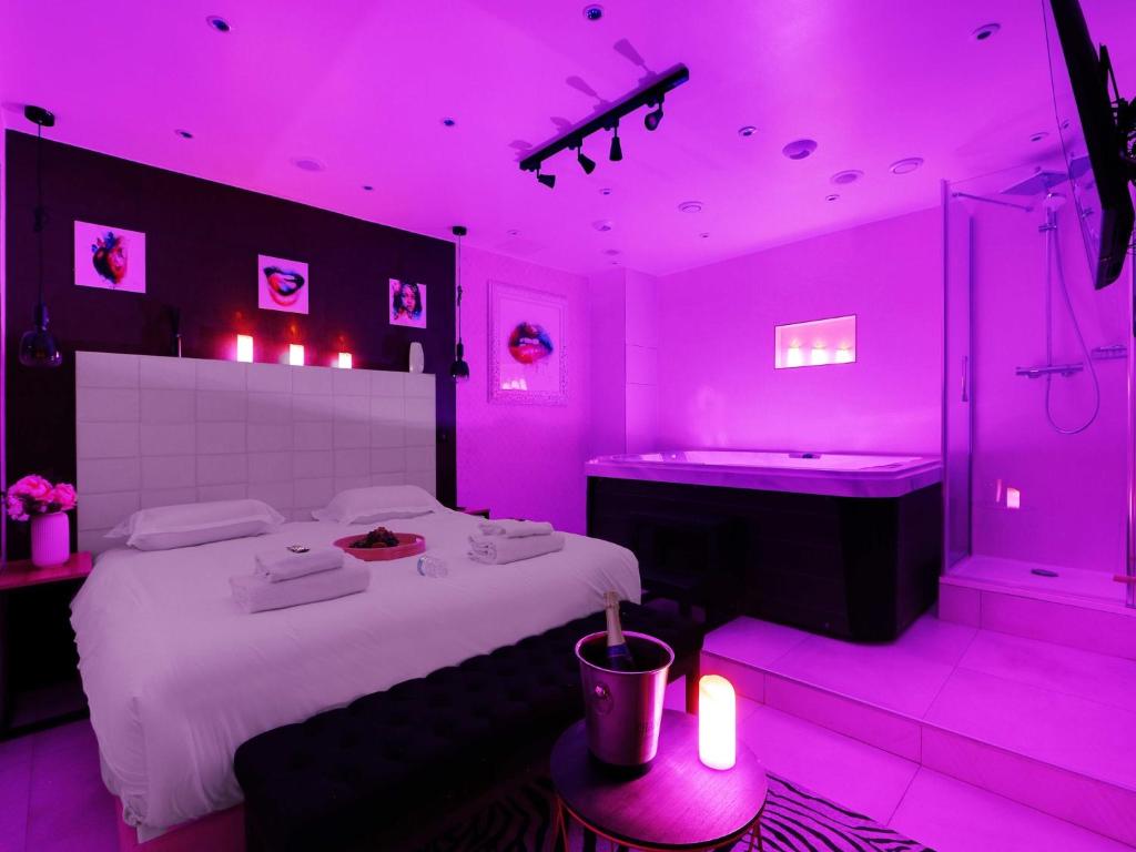 Intimate Flat w A C & Jacuzzi - 2BR 6P Montmartre - 5