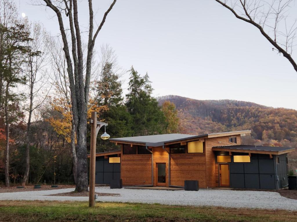 Piedmont Grove Lodging, Roseland