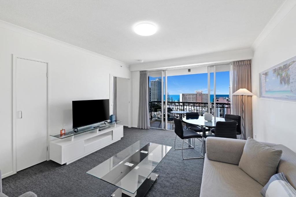 Stunning Ocean View 2BR Apt with Balcony & Pool!, Gold Coast