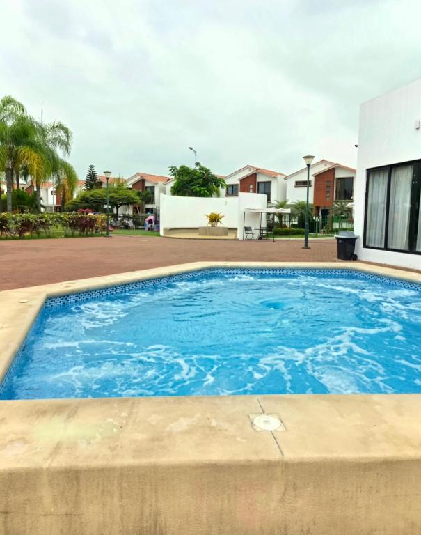 Casa Amplia, Piscina privada, Vía Samborondón, parrilla - 2