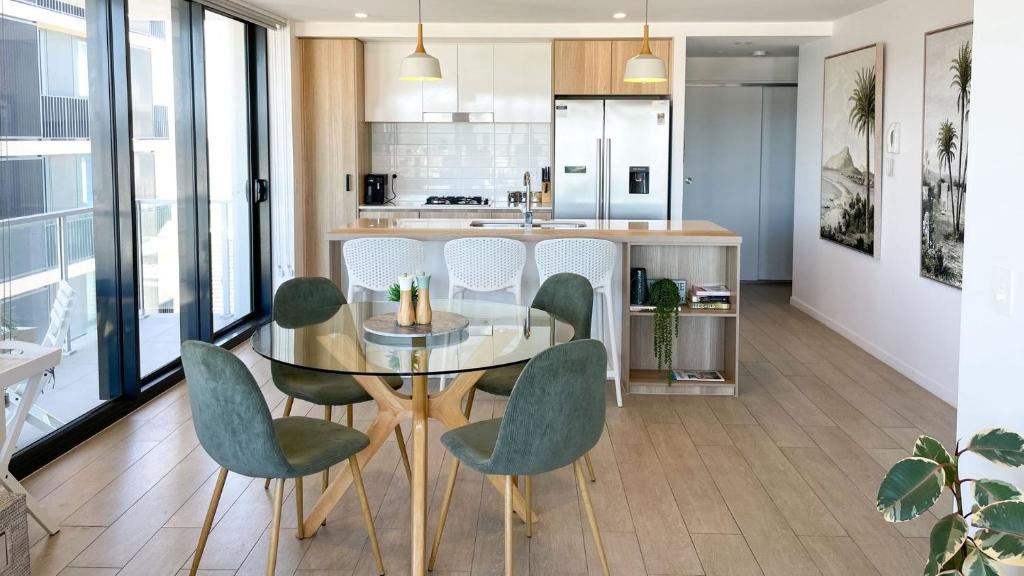 Beachfront Access & Rooftop Pool Views 2BR, Gold Coast