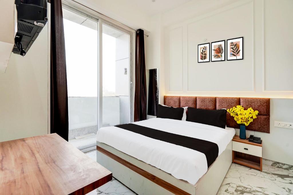 Super Collection O Surajpur Chowk Greater Noida, Noida