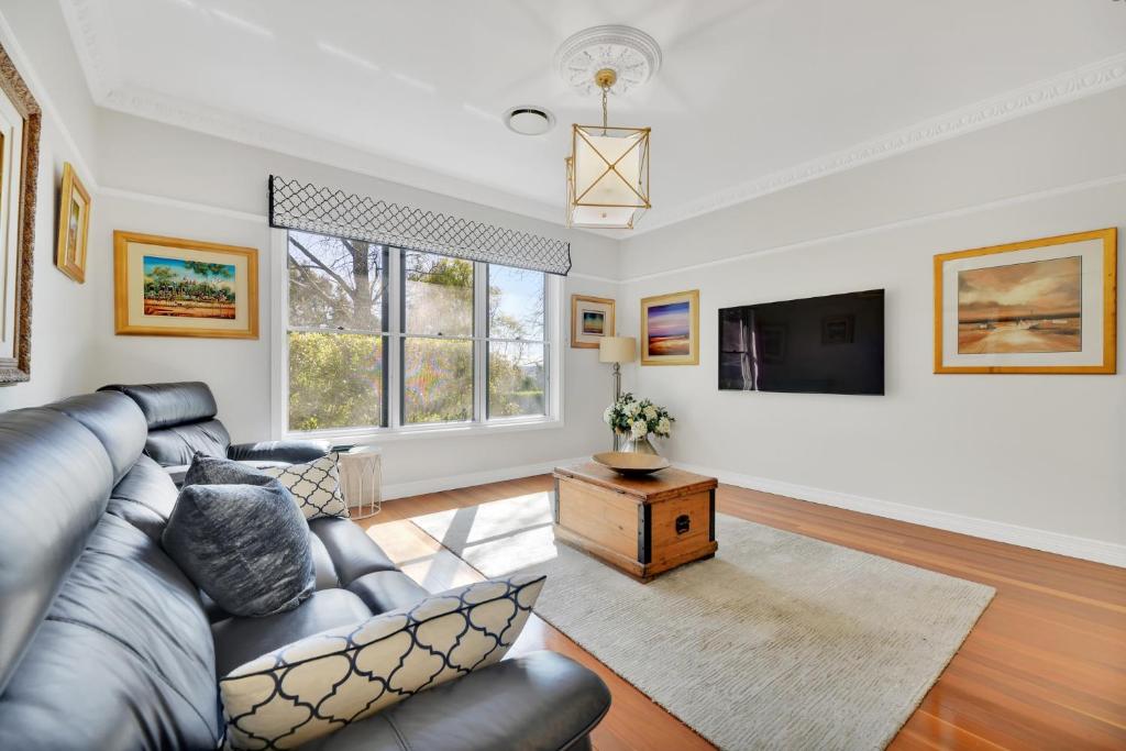 Expansive Cotswold Hills Retreat with Garden BBQ, Charlton