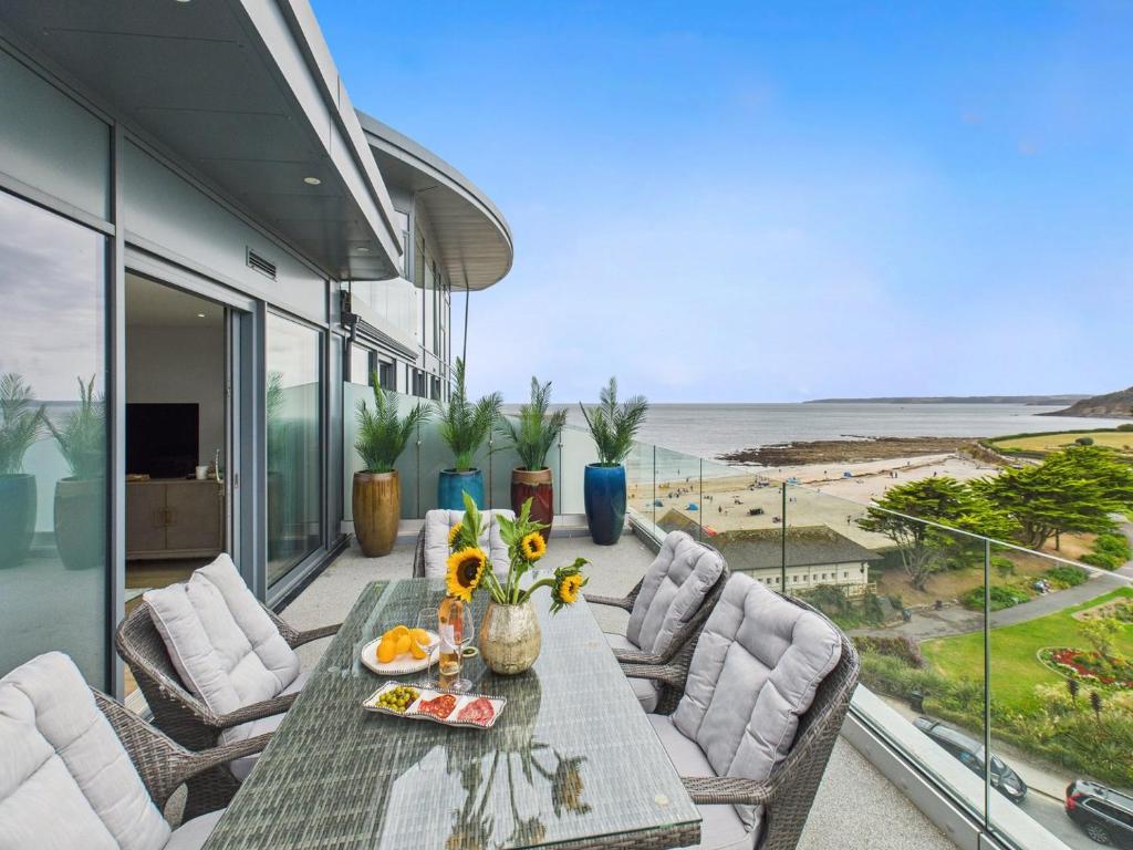 Skydeck at The Liner – Stylish 2-Bed / 2-Bath Top Floor with Panoramic Sea Views, Falmouth