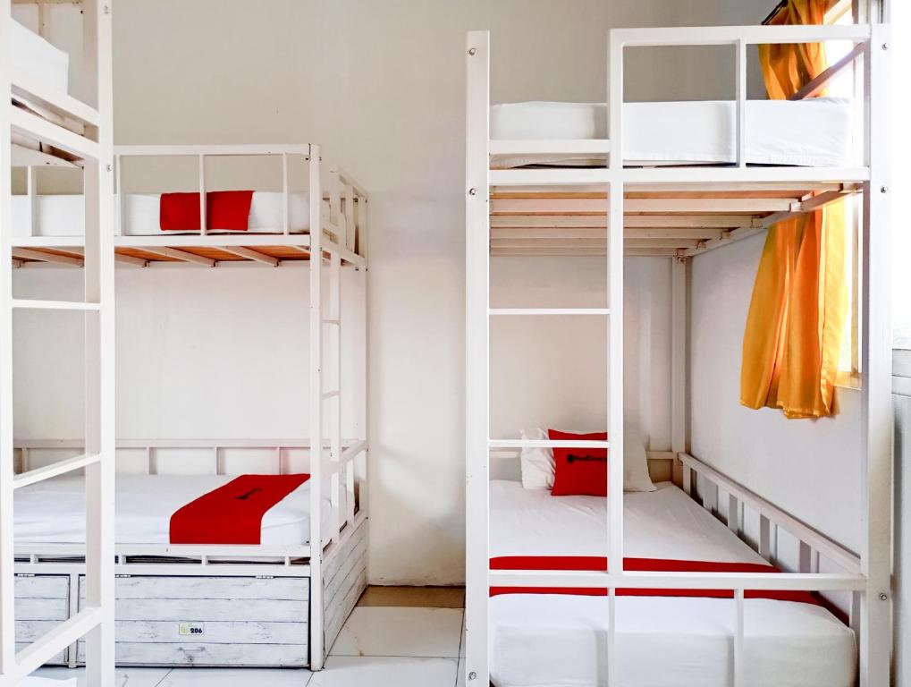 RedDoorz Hostel at Luna Bunkbed Malioboro, Jarakan