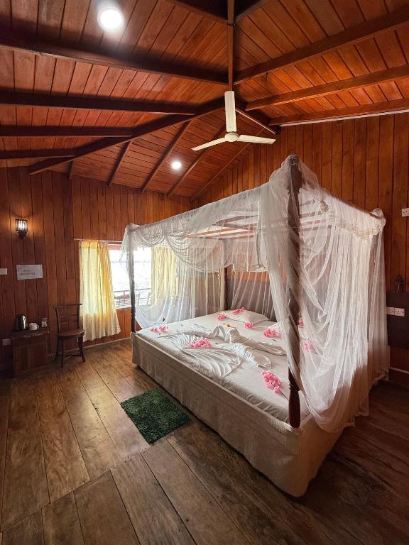 Shiny Lakeside Resort, Hikkaduwa