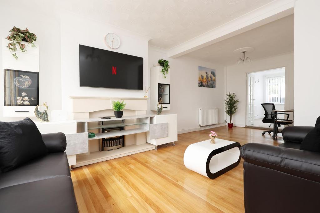 King Beds - Dining Space - Ev Charger - Coffee - Contractor & Families, Coity