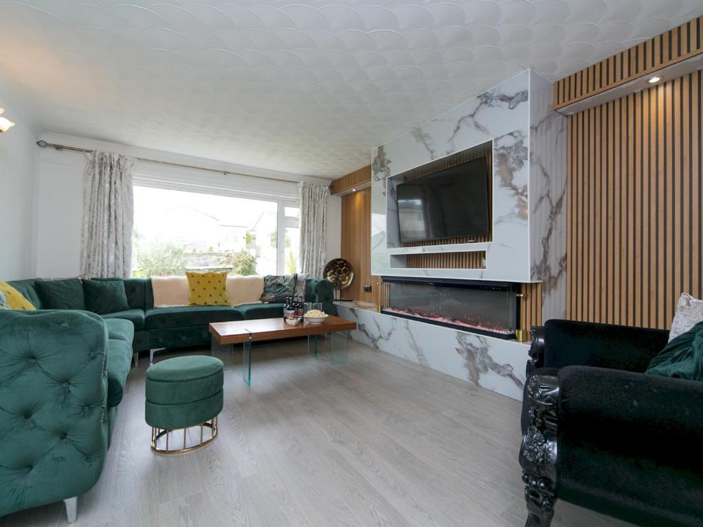 Pass the Keys Centrally Located Modern Seaside House, Benllech