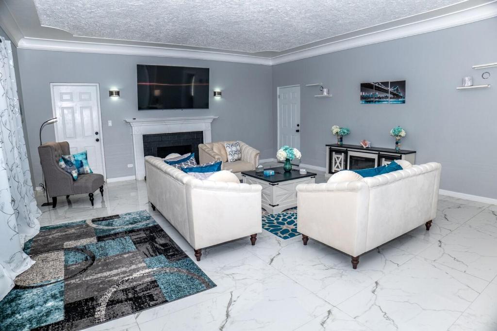 Lux Beach Front Retreat Sleeps up to 14, Nassau