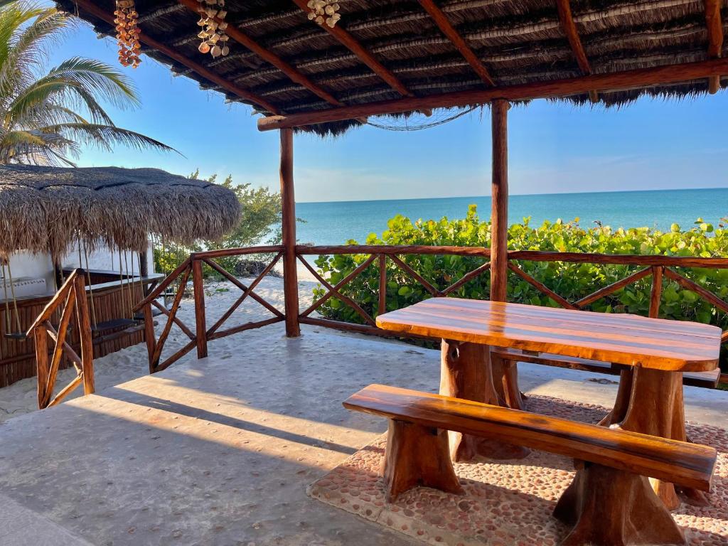 Beachfront House with Terrace & Bar, AC, 6 Max, Chuburná