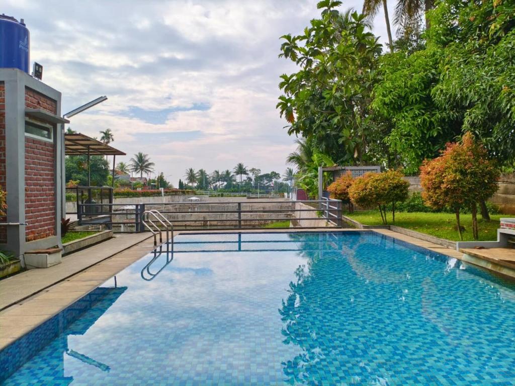 Swimming pool, Shakilla House 2 Syariah Rancagoong Cianjur in Puncak