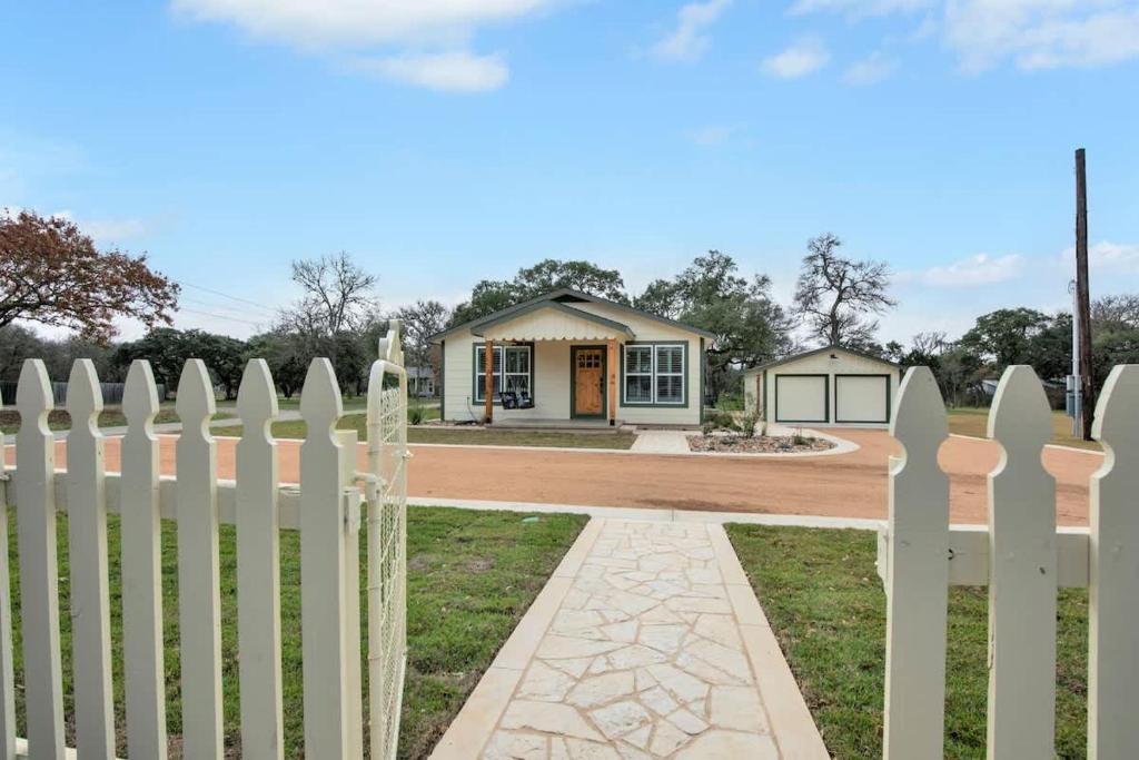 Upscale Home with Pool and FirePit - Close to Mercer St!, Dripping Springs