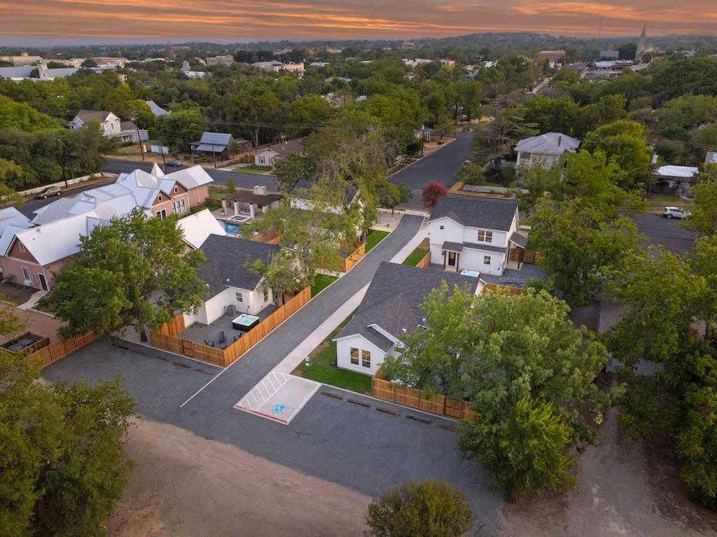 Southern Vine Sip and Stay Combo, Fredericksburg