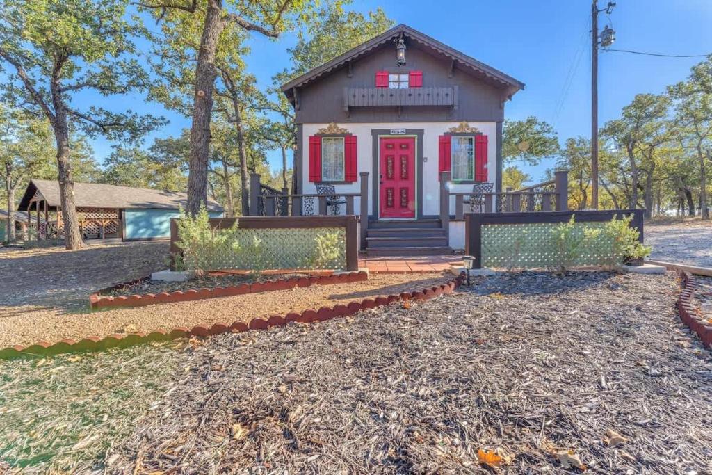 The Vines Retreat, Hot-Tubs, Game Room, 10-Mins to Downtown!, Rocky Hill