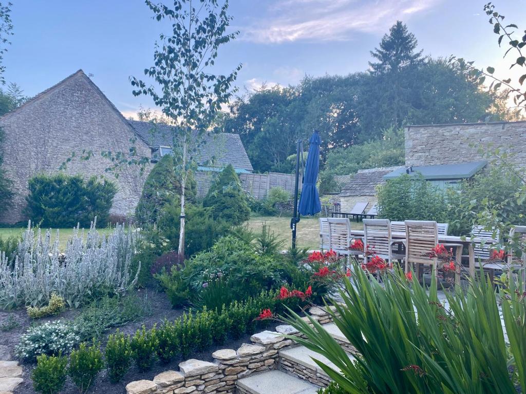 Luxury, cosy cottage opposite in the beautiful Cotswolds village, Cirencester