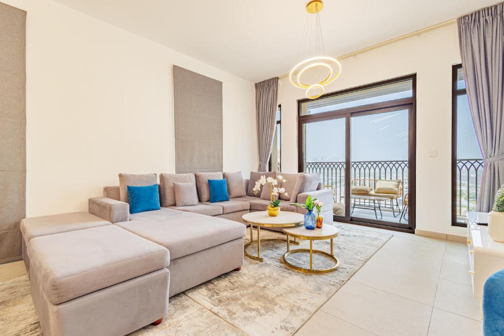 Chic Apartment with Balcony & Views, Dubái