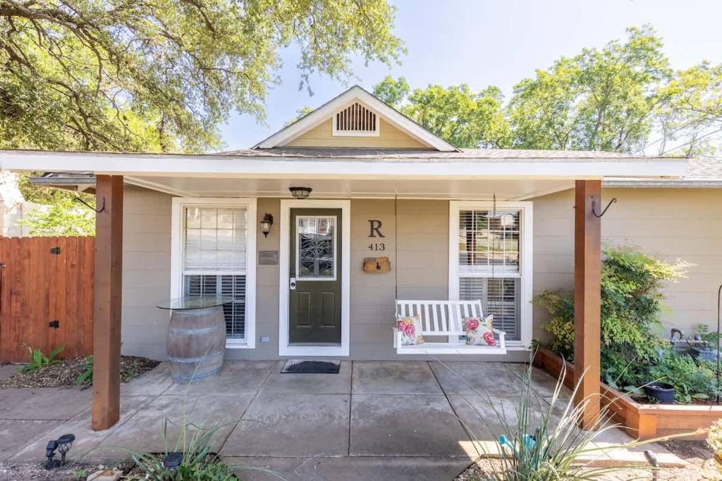 Two Unit Oasis with Two Hot Tubs, Fredericksburg