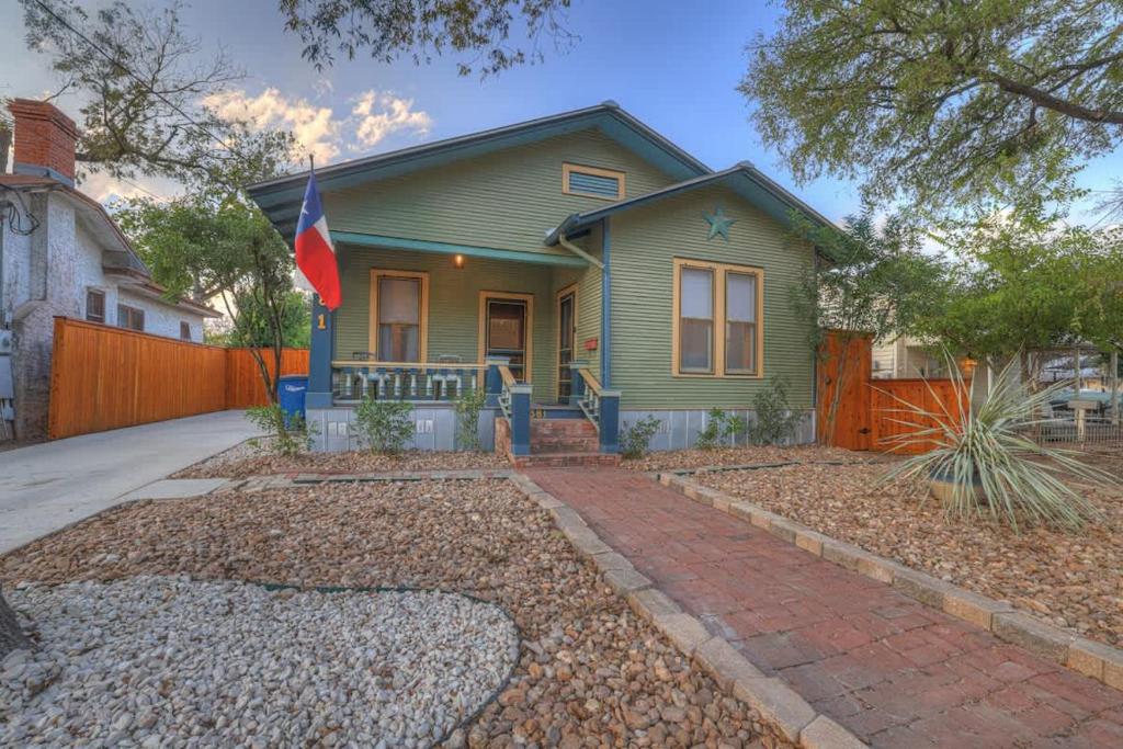 Tolle Haus: W/Pool & Firepit-Walk to Schlitterbahn, Comal Chutes & Downtown!, New Braunfels