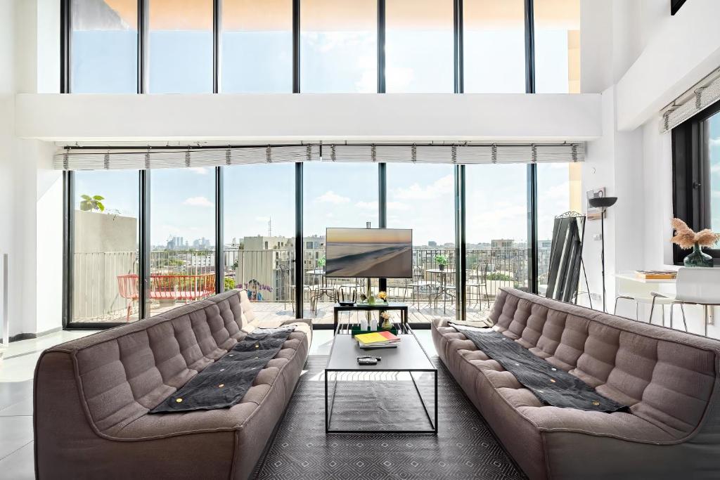 Specelter Views with a Pool Neve Tesedek, Mashabbe Sade