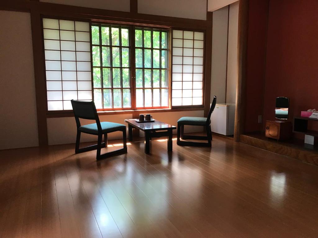 Samurai Hotel Naraiso의 전통적인 외관과 정원 전경