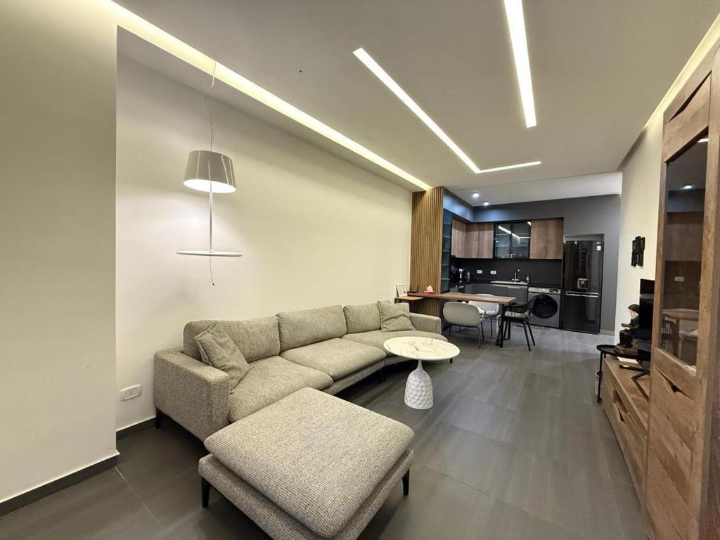 Stylish 2BR Apartment with Balcony by Republic Square - City Center I Стильные апартаменты с 2 спальнями и балконом у площади Республики-Центр Города, Jerevan