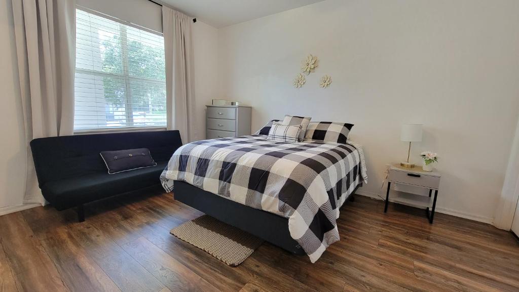 Spacious 2BR 2BA Suite - Walk to Mall & Hospitals, Gainesville