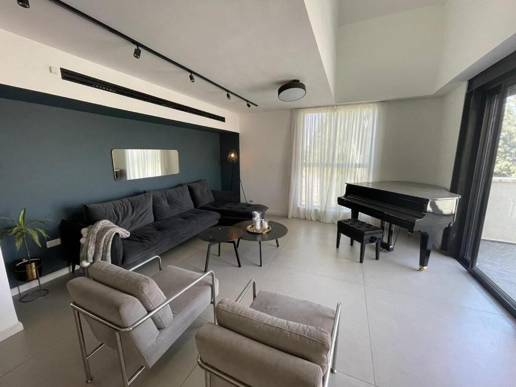 Modern Jem in Jerusalem, Geʼullim