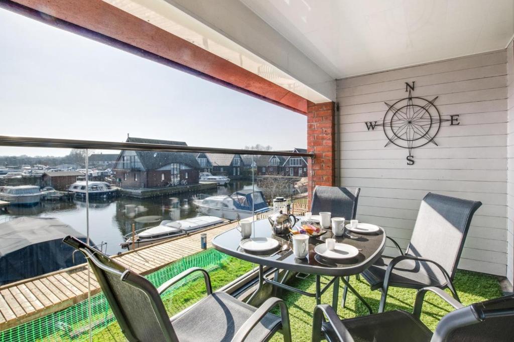 Marina Outlook, Horning