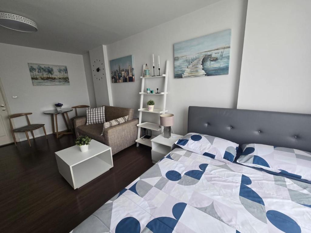 Downtown Hua Hin Condo with Pool, Hua Hin