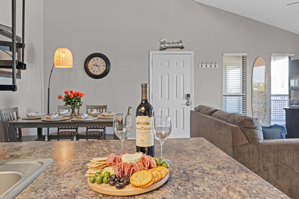 Dog Friendly Pool Walk to Beach, Gulf Shores