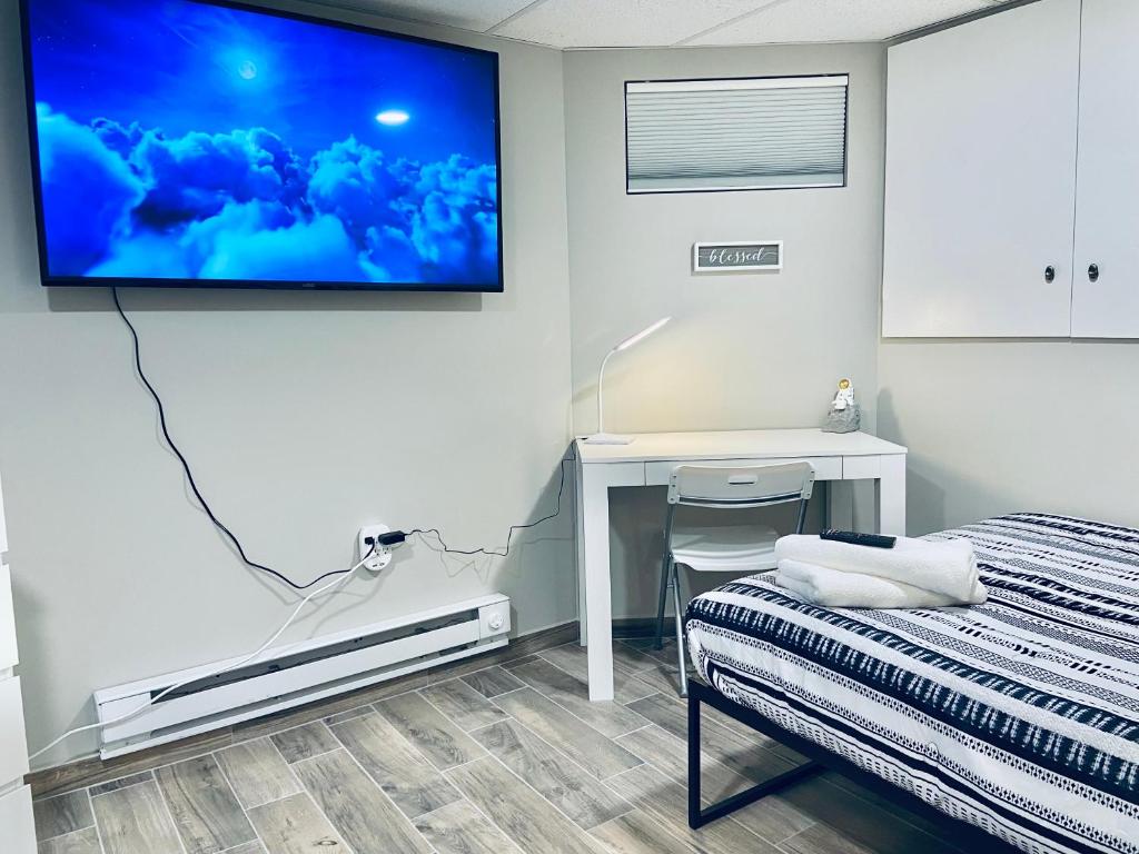 Bright, Stylish and Comfy Luxury Room With Workspace!, Haledon