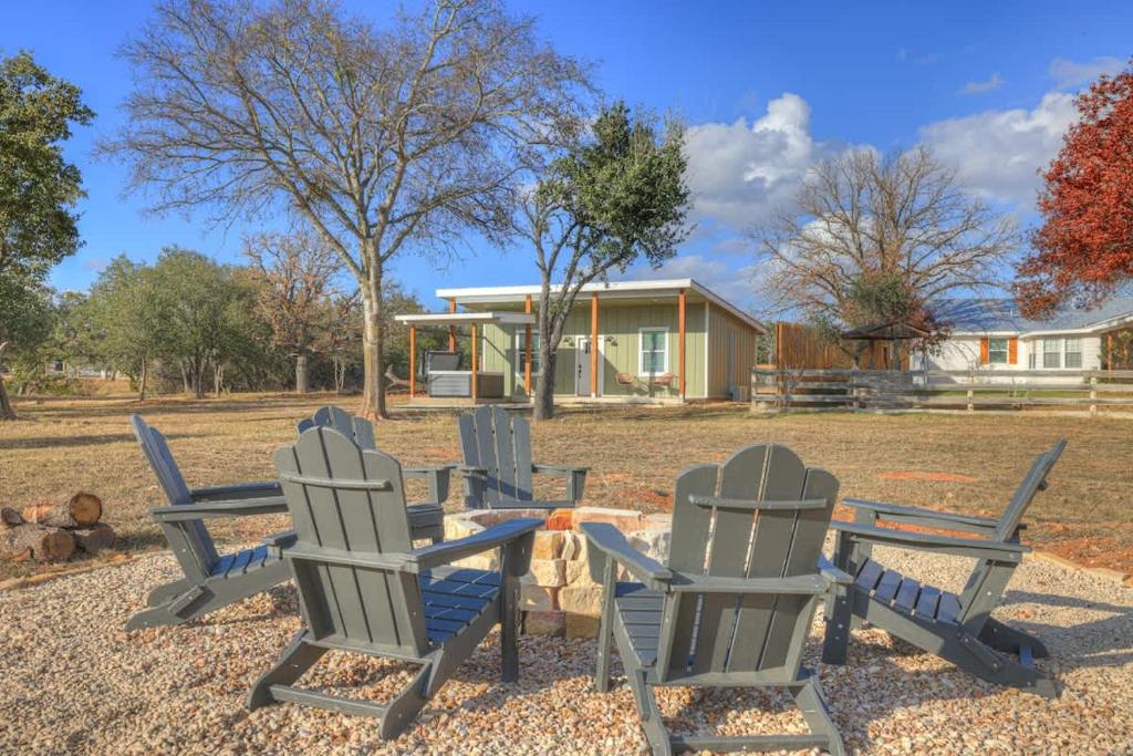 Evergreen Escape w/Hot-tub 5 Min to Downtown!, Fredericksburg