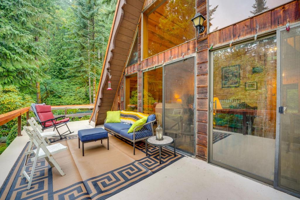 Explore Mt St Helens A-Frame Chalet with Deck!, Cougar