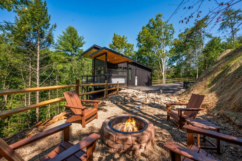 Honeyscape Treehouse HotTub Intimate Getaway Firepit, Sevierville