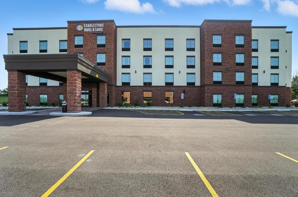 Cobblestone Hotel & Suites - Bellefontaine, Bellefontaine