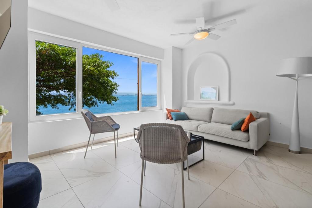 Beachfront condo, oasis of tranquility - 2