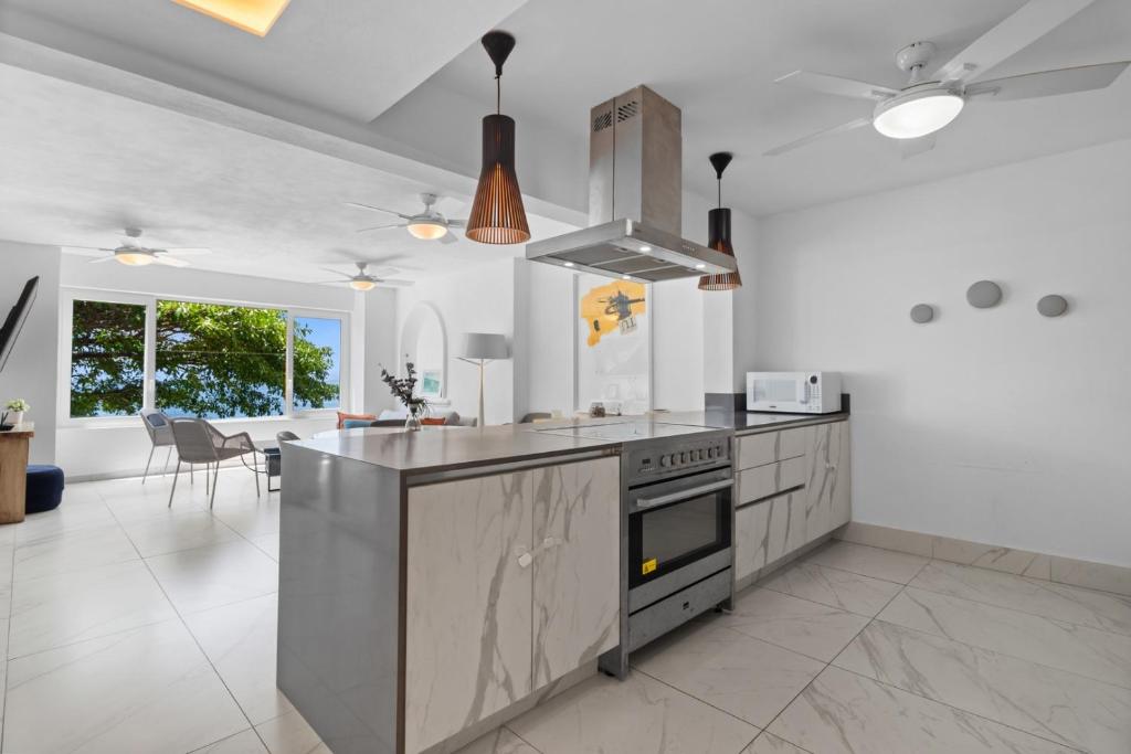Beachfront condo, oasis of tranquility - 5