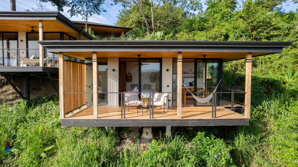 Stylish 1BR Stunning Balcony Views, Playa hermosa