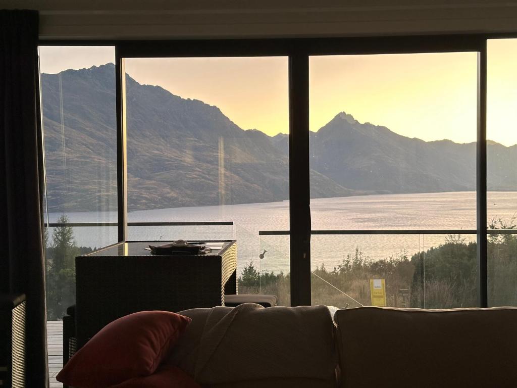 1Queenstown - Stunning Lake and Mountain Views, Queenstown