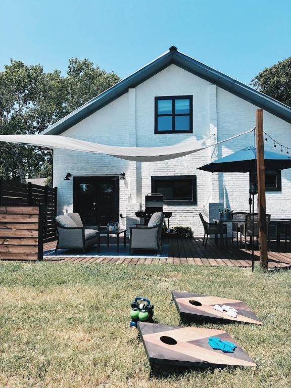 Hidden Meadow - rustic hideaway, Aubrey