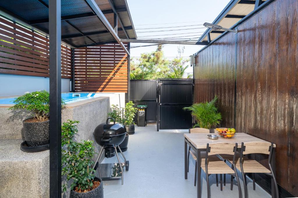 Rawai Pool House with 3 Bedrooms, Ban Saiyuan (1)