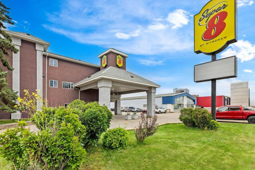 Super 8 by Wyndham Saskatoon Near Saskatoon Airport, Saskatoon