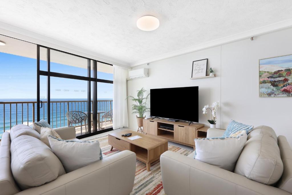 Stylish Apartment with Ocean Views & Amenities, Gold Coast