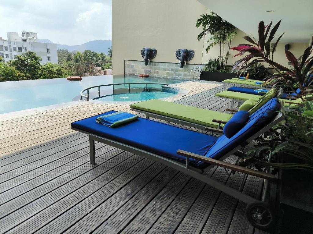 Swimming pool