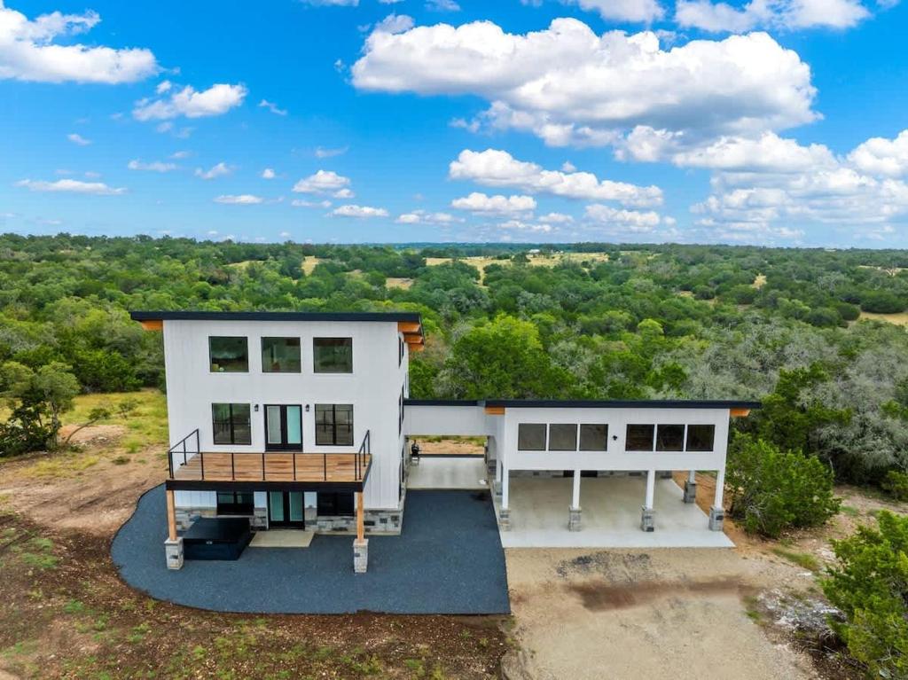 Hill Country Escape w/Views Plus, Hot-Tub and Pet Friendly!, Tivydale