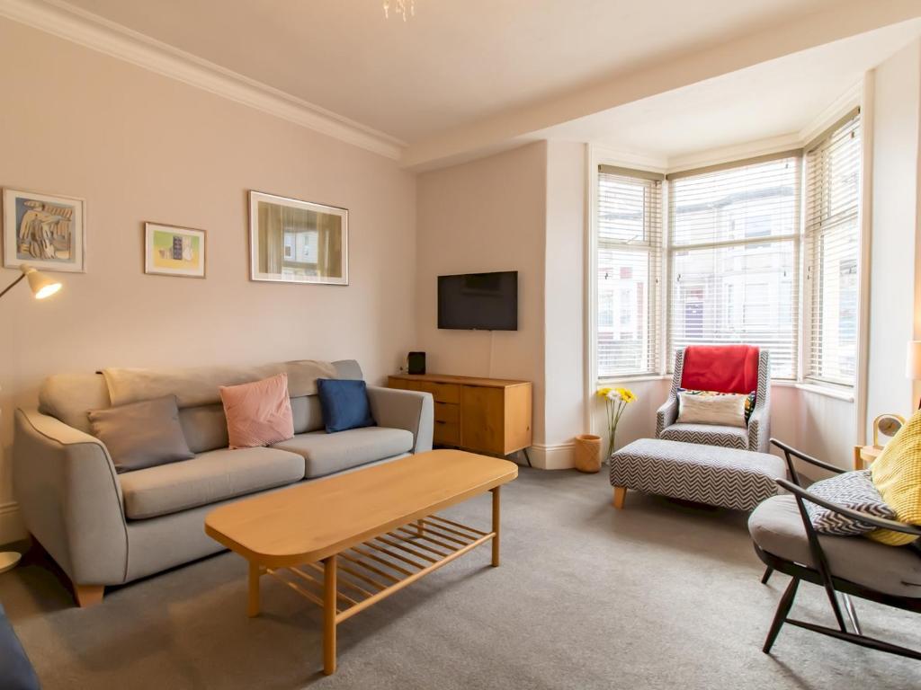 Pass the Keys Charming Seaside Retreat 2BR Flat in Cullercoats, Whitley Bay