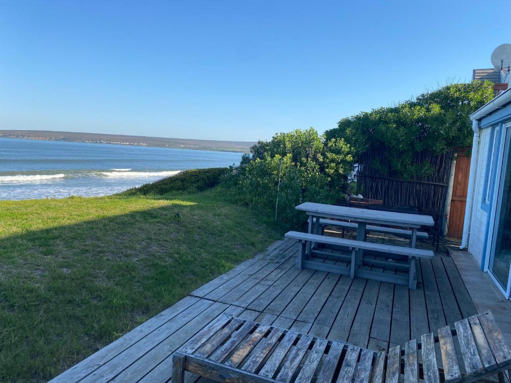 Binks at Sea, Witsand