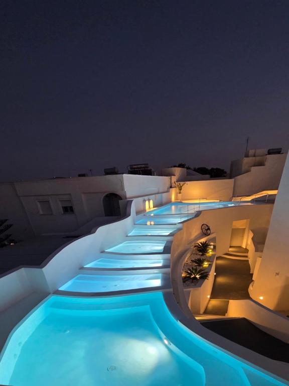 White Concept Caves, Fira