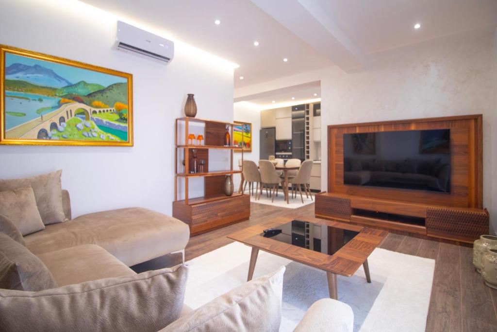 Luxury Hill Apartment, Tirana