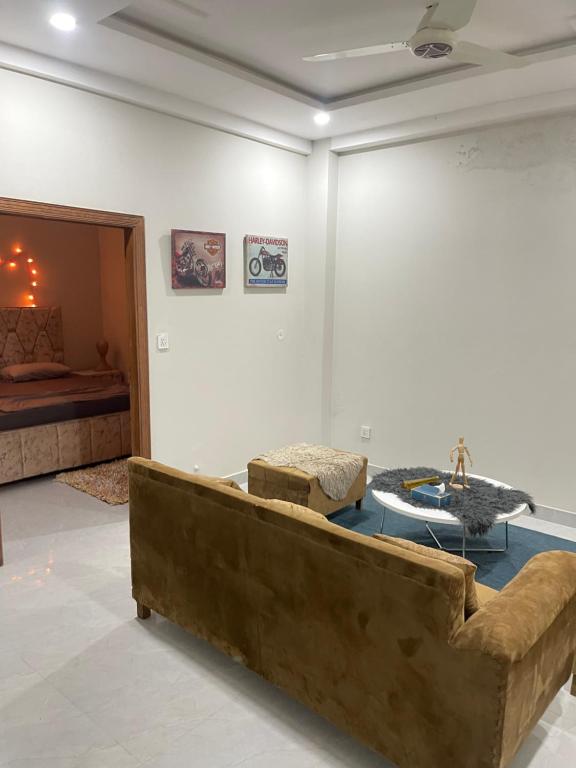 Calm stay, Just you & Peace, Islámábád